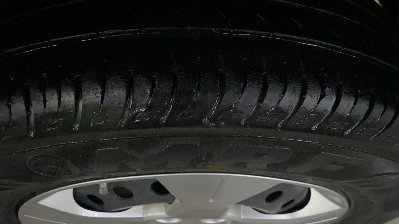 2023 Mahindra XUV300 W6 1.2 PETROL, Petrol, Manual, 41,020 km, Left Rear Tyre Tread