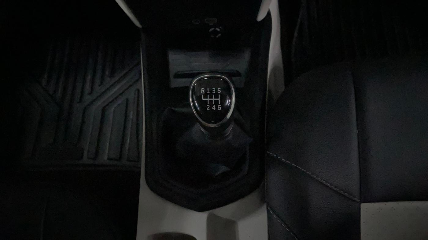 2023 Mahindra XUV300 W6 1.2 PETROL, Petrol, Manual, 41,020 km, Gear Lever