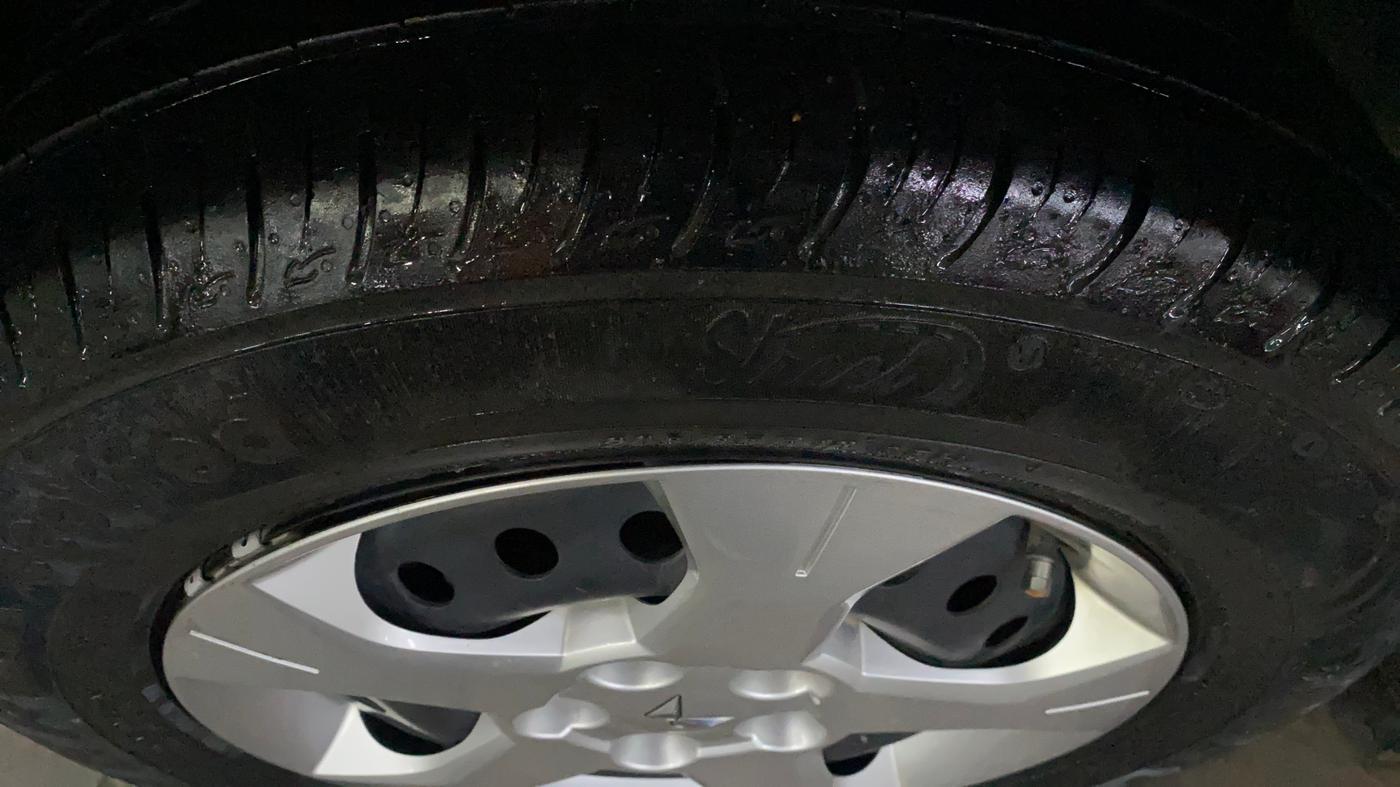 2023 Mahindra XUV300 W6 1.2 PETROL, Petrol, Manual, 41,020 km, Left Front Tyre Tread