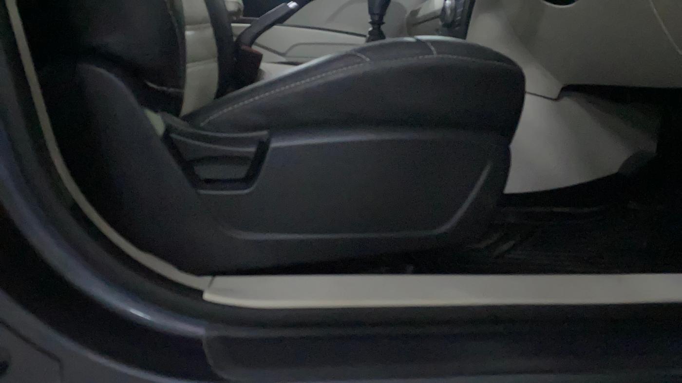 2023 Mahindra XUV300 W6 1.2 PETROL, Petrol, Manual, 41,020 km, Driver Side Adjustment Panel