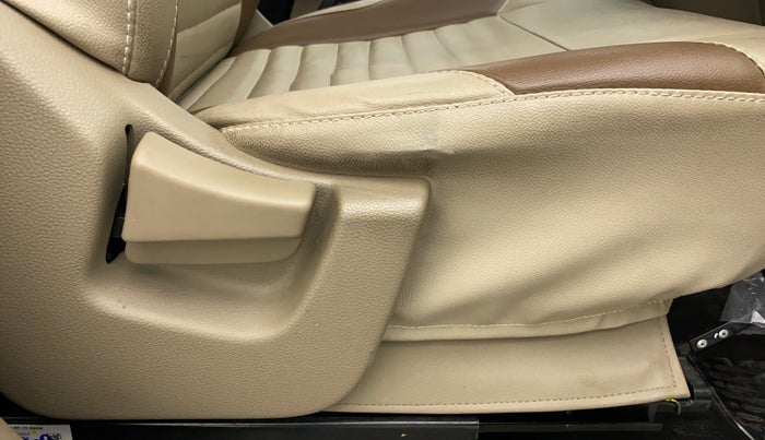 2018 Mahindra TUV300 T6+, Diesel, Manual, 18,519 km, Driver Side Adjustment Panel