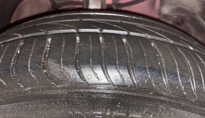 2015 Tata Bolt XMS REVOTRON, Petrol, Manual, 97,657 km, Right Front Tyre Tread