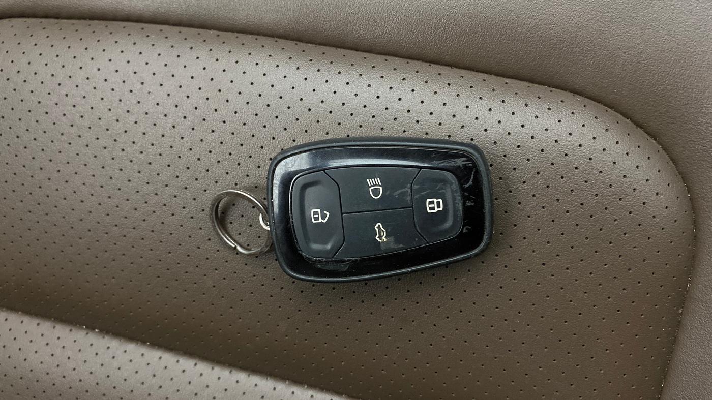 2021 Tata Harrier XZA PLUS 2.0L, Diesel, Automatic, 92,764 km, Key Close Up