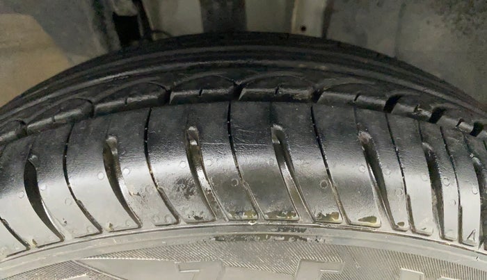 2019 Renault TRIBER RXT, Petrol, Manual, 20,393 km, Right Front Tyre Tread