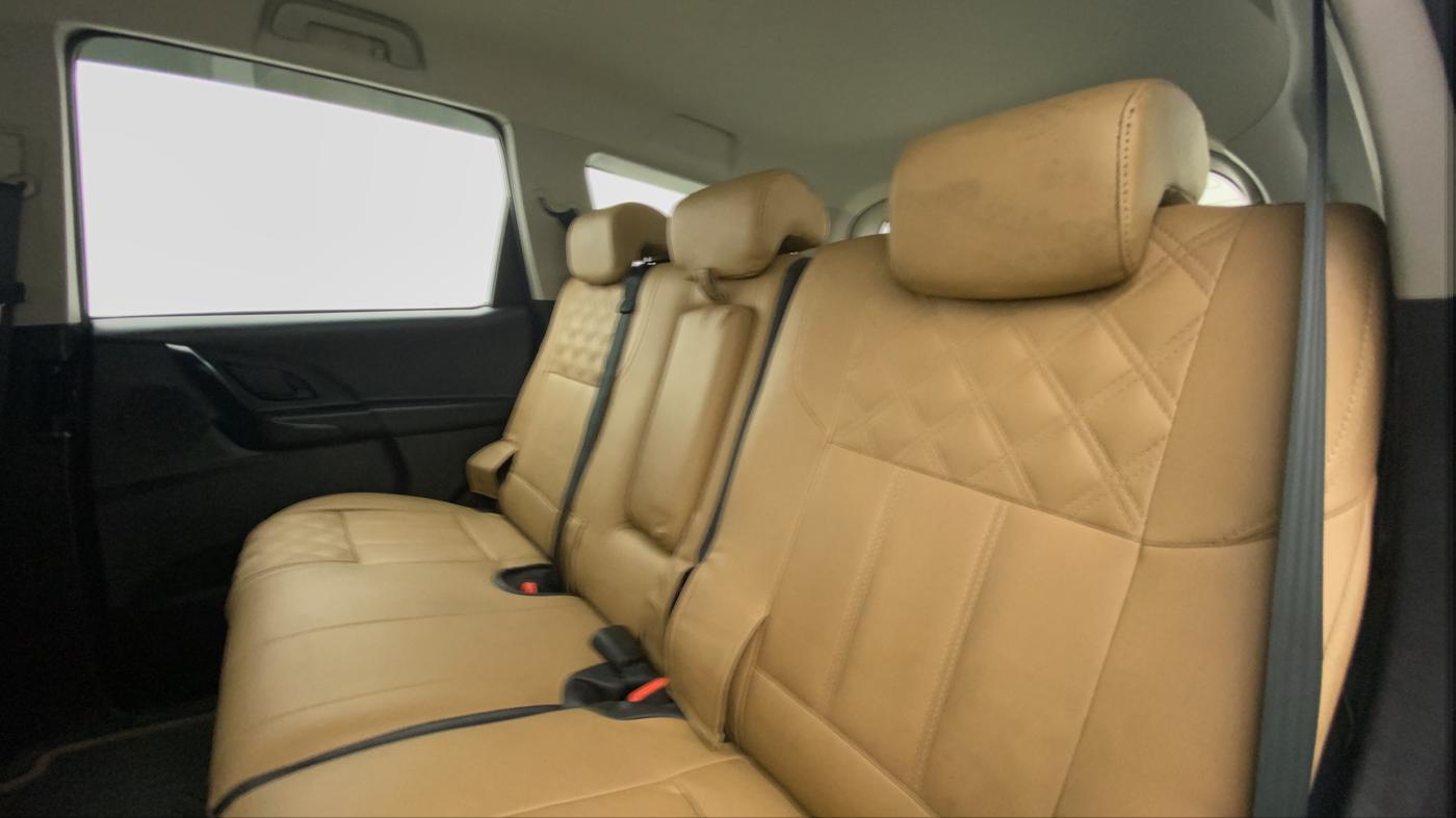 2019 Mahindra XUV500 W5, Diesel, Manual, 52,777 km, Right Side Rear Door Cabin