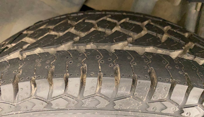 2013 Renault Duster 85 PS RXL DIESEL, Diesel, Manual, 88,754 km, Right Rear Tyre Tread