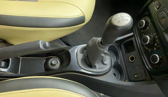 2013 Renault Duster 85 PS RXL DIESEL, Diesel, Manual, 88,754 km, Gear lever - Boot Cover minor damage