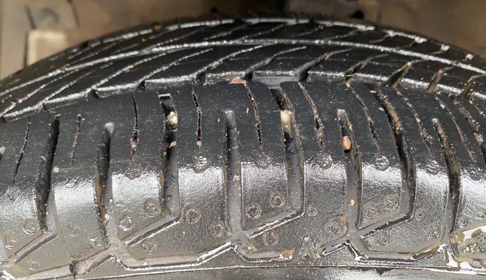2013 Maruti Swift VXI, Petrol, Manual, 54,248 km, Left Front Tyre Tread