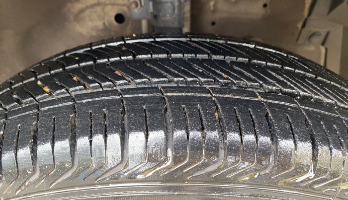 2013 Maruti Swift VXI, Petrol, Manual, 54,248 km, Right Front Tyre Tread