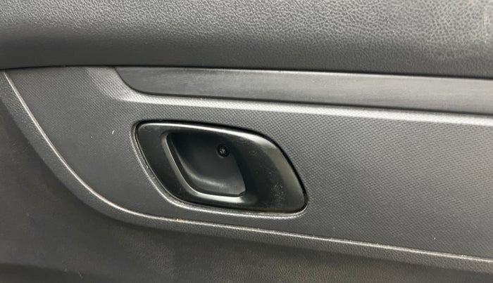 2016 Renault Kwid RXT 1.0, Petrol, Manual, 60,116 km, Driver Side Door Panels Control