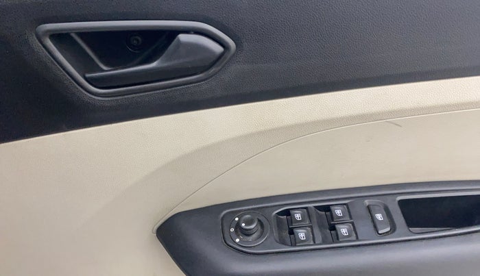 2019 Renault TRIBER RXT, Petrol, Manual, 31,668 km, Driver Side Door Panels Control