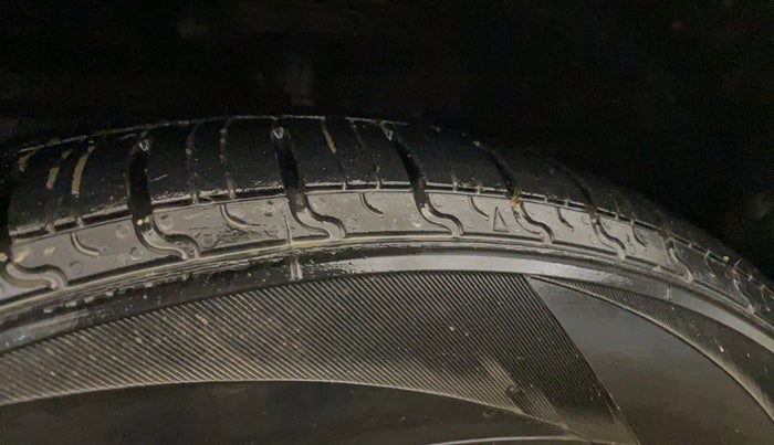 2015 Maruti Ertiga VXI, Petrol, Manual, 54,714 km, Left Front Tyre Tread