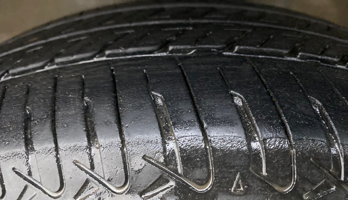 2015 Maruti Wagon R 1.0 VXI, Petrol, Manual, 55,970 km, Left Front Tyre Tread