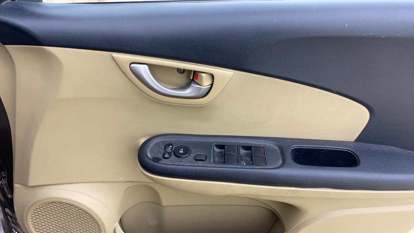 2015 Honda Brio VX AT, Petrol, Automatic, 74,675 km, Driver Side Door Panels Control