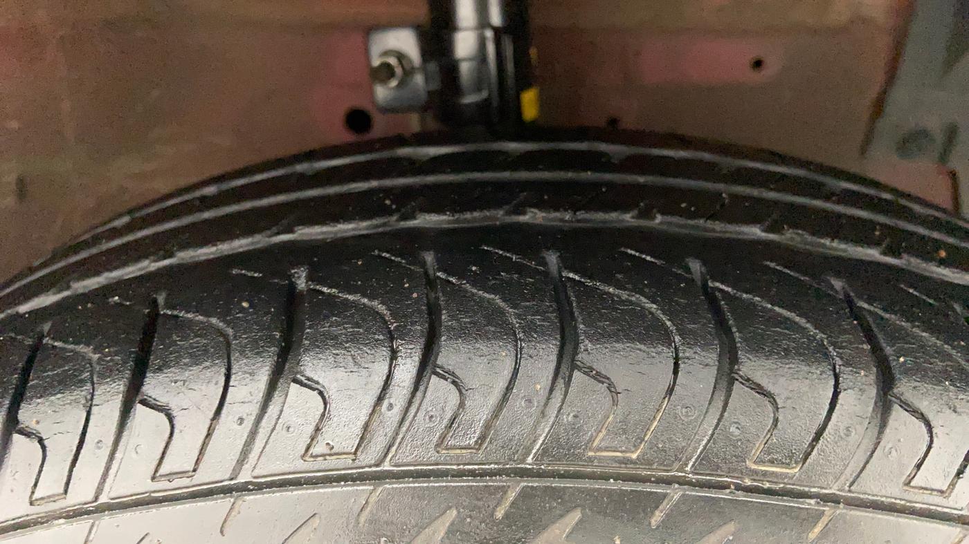 2014 Maruti Swift VXI, Petrol, Manual, 45,773 km, Right Front Tyre Tread