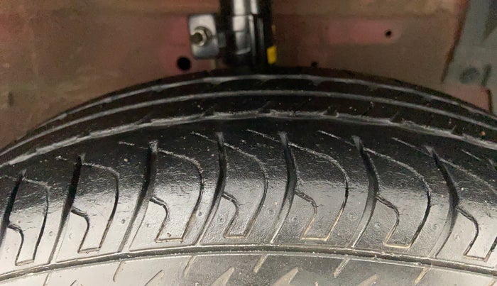 2014 Maruti Swift VXI, Petrol, Manual, 45,773 km, Right Front Tyre Tread