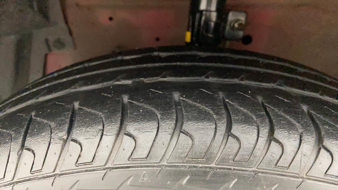 2014 Maruti Swift VXI, Petrol, Manual, 45,773 km, Left Front Tyre Tread