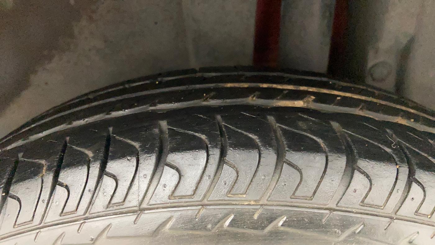 2014 Maruti Swift VXI, Petrol, Manual, 45,773 km, Left Rear Tyre Tread
