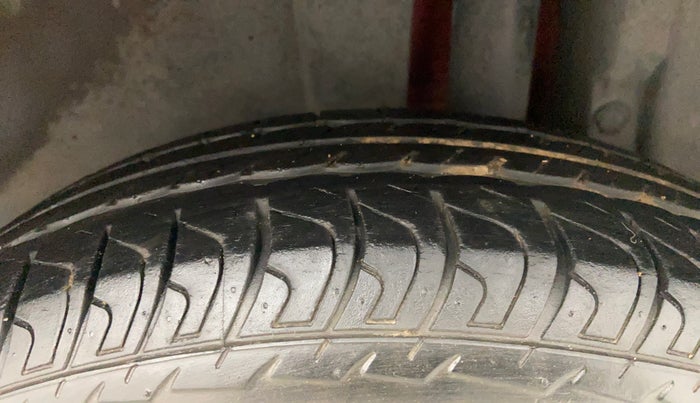 2014 Maruti Swift VXI, Petrol, Manual, 45,773 km, Left Rear Tyre Tread