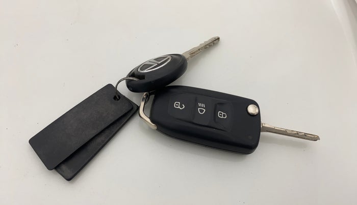 2018 Tata Tiago XZ PETROL, CNG, Manual, 68,109 km, Key Close Up