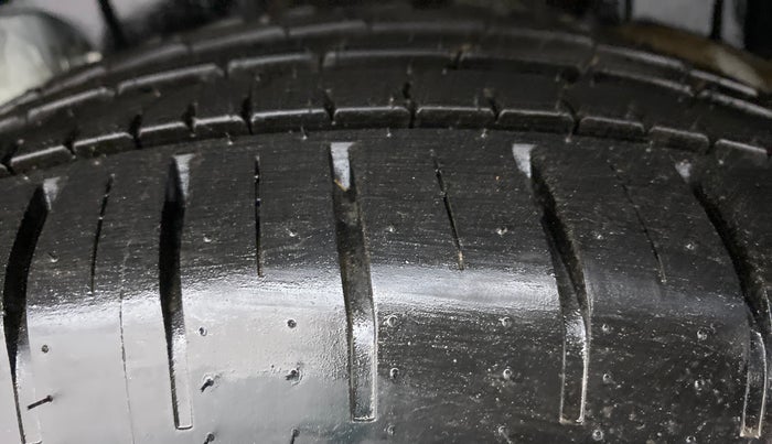 2021 Mahindra XUV300 W8 (O) AT, Petrol, Automatic, 4,022 km, Left Rear Tyre Tread