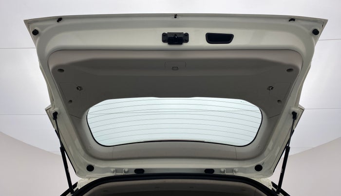 2021 Mahindra XUV300 W8 (O) AT, Petrol, Automatic, 4,022 km, Boot Door Open