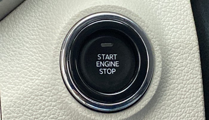 2021 Mahindra XUV300 W8 (O) AT, Petrol, Automatic, 4,022 km, Keyless Start/ Stop Button