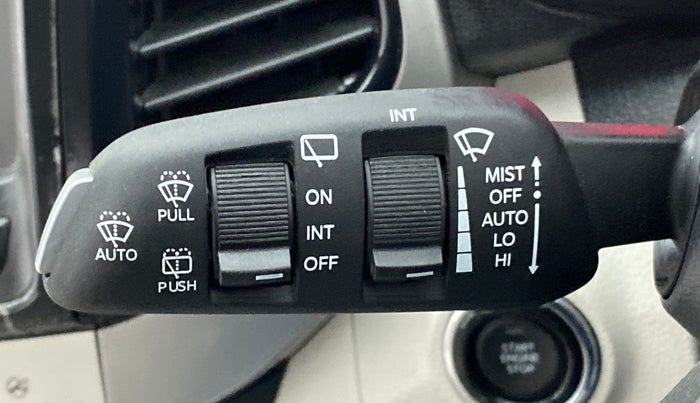 2021 Mahindra XUV300 W8 (O) AT, Petrol, Automatic, 4,022 km, Rain Sensing Wipers
