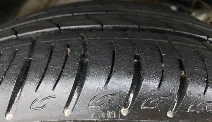 2021 Mahindra XUV300 W8 (O) AT, Petrol, Automatic, 4,022 km, Right Front Tyre Tread