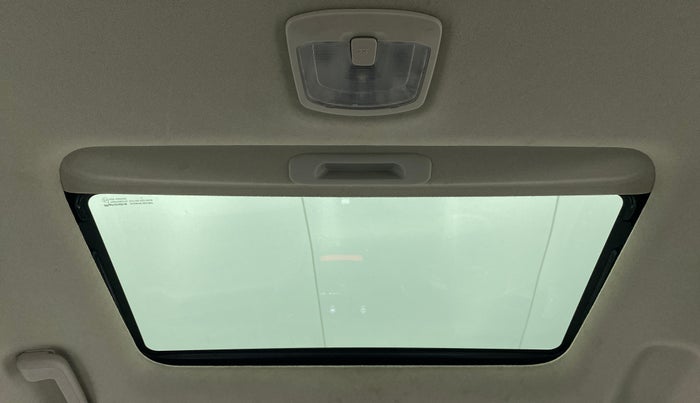 2021 Mahindra XUV300 W8 (O) AT, Petrol, Automatic, 4,022 km, Moonroof/ Sunroof