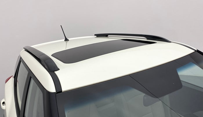 2021 Mahindra XUV300 W8 (O) AT, Petrol, Automatic, 4,022 km, Roof