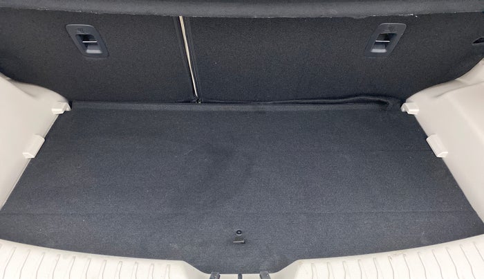 2021 Mahindra XUV300 W8 (O) AT, Petrol, Automatic, 4,022 km, Boot Inside