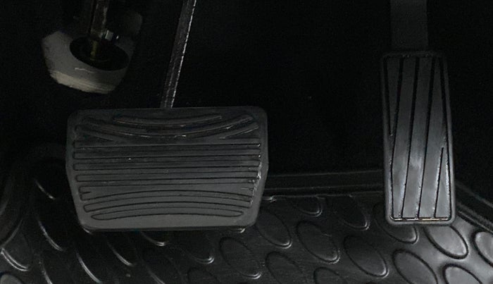 2021 Mahindra XUV300 W8 (O) AT, Petrol, Automatic, 4,022 km, Pedals