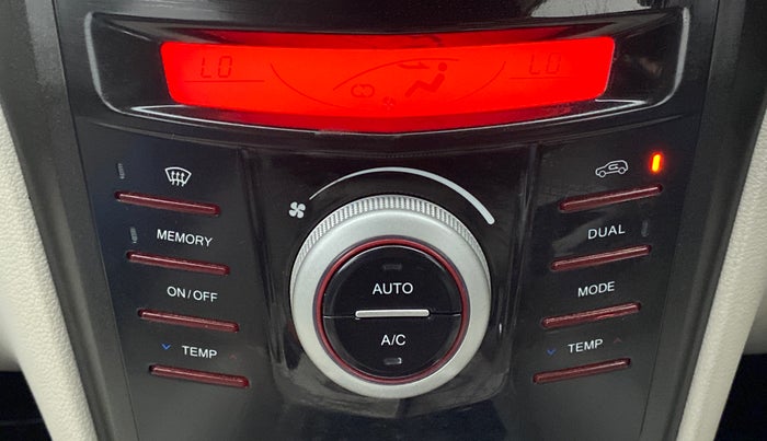 2021 Mahindra XUV300 W8 (O) AT, Petrol, Automatic, 4,022 km, Multi-Zone Climate Control
