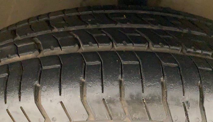 2011 Maruti Swift VXI, Petrol, Manual, 1,02,464 km, Right Front Tyre Tread