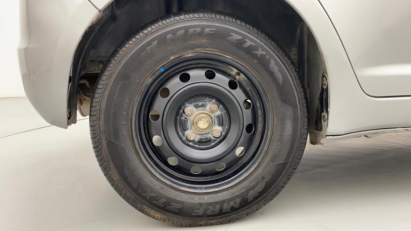 2011 Maruti Swift VXI, Petrol, Manual, 1,02,464 km, Right Rear Wheel