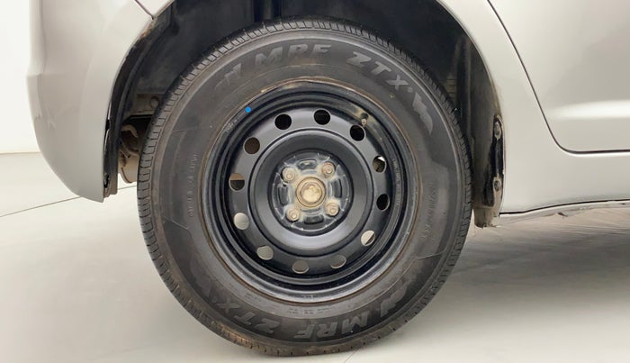 2011 Maruti Swift VXI, Petrol, Manual, 1,02,464 km, Right Rear Wheel