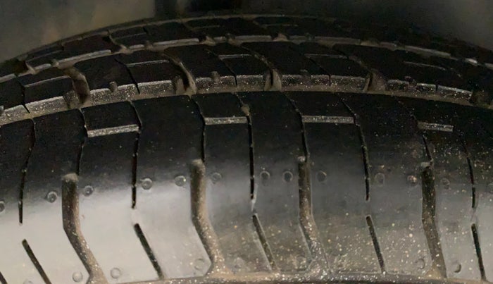 2011 Maruti Swift VXI, Petrol, Manual, 1,02,464 km, Right Rear Tyre Tread