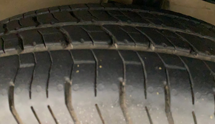 2011 Maruti Swift VXI, Petrol, Manual, 1,02,464 km, Left Front Tyre Tread
