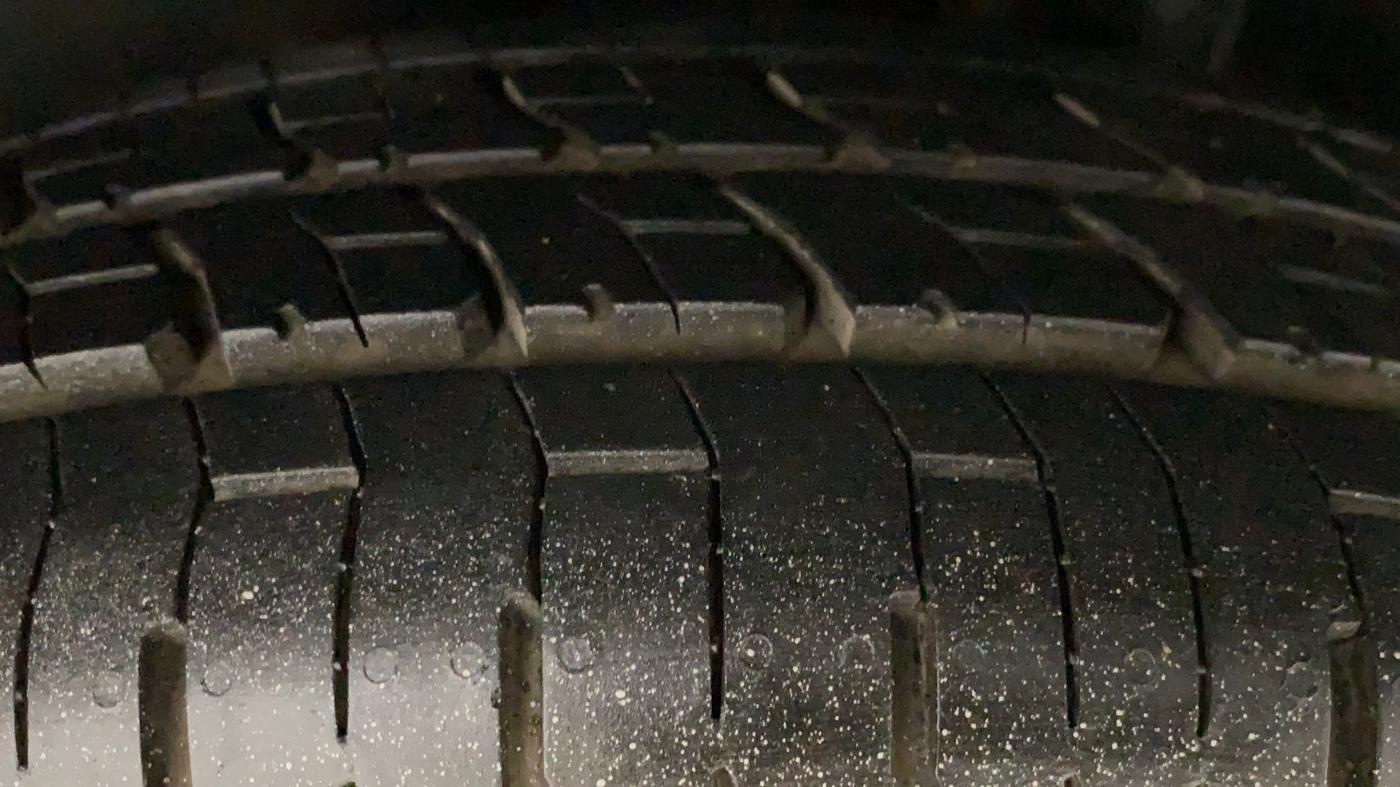 2011 Maruti Swift VXI, Petrol, Manual, 1,02,464 km, Left Rear Tyre Tread