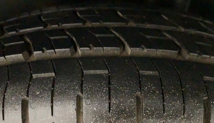 2011 Maruti Swift VXI, Petrol, Manual, 1,02,464 km, Left Rear Tyre Tread