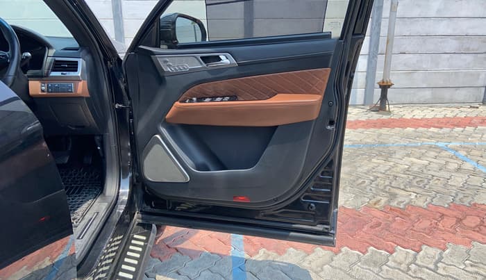 2019 Mahindra ALTURAS G4 4WD AT, Diesel, Automatic, 1,43,089 km, Driver Side Door Panels Control