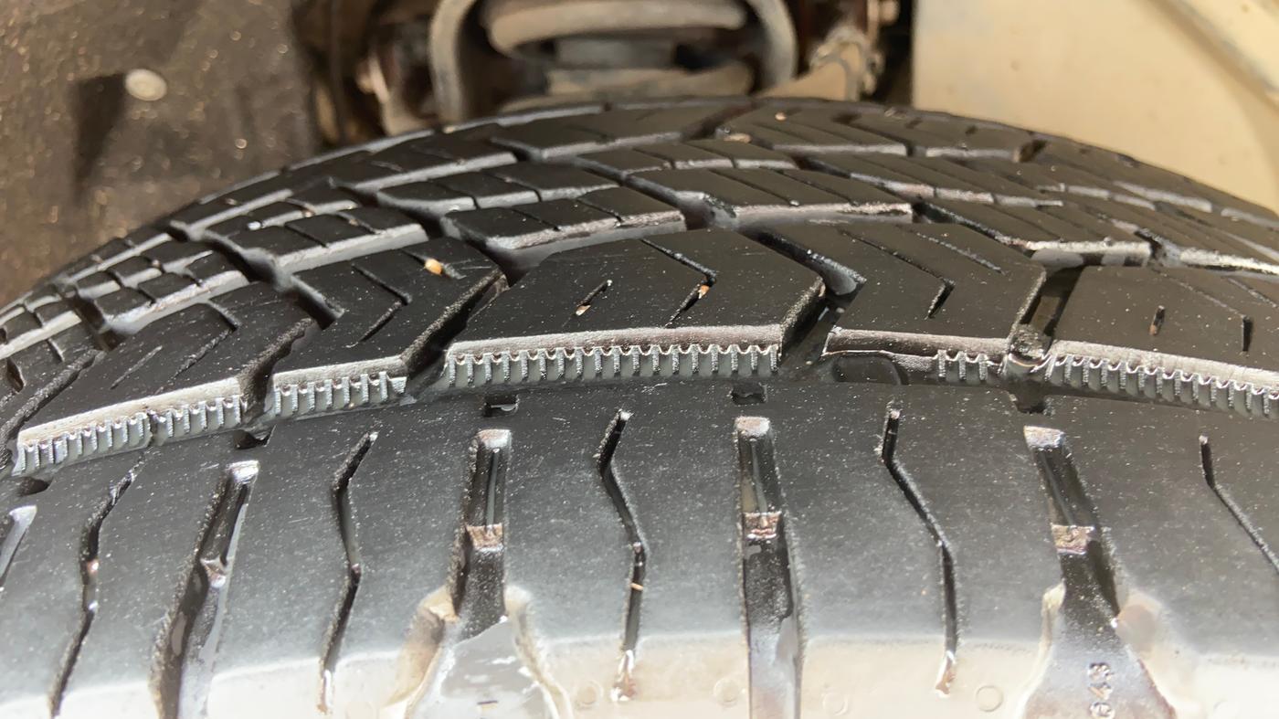 2019 Mahindra ALTURAS G4 4WD AT, Diesel, Automatic, 1,43,089 km, Right Front Tyre Tread