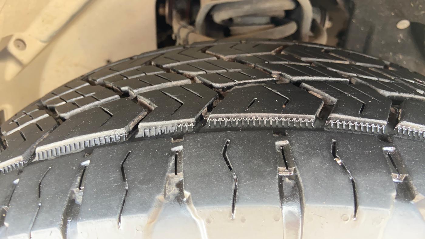 2019 Mahindra ALTURAS G4 4WD AT, Diesel, Automatic, 1,43,089 km, Left Front Tyre Tread