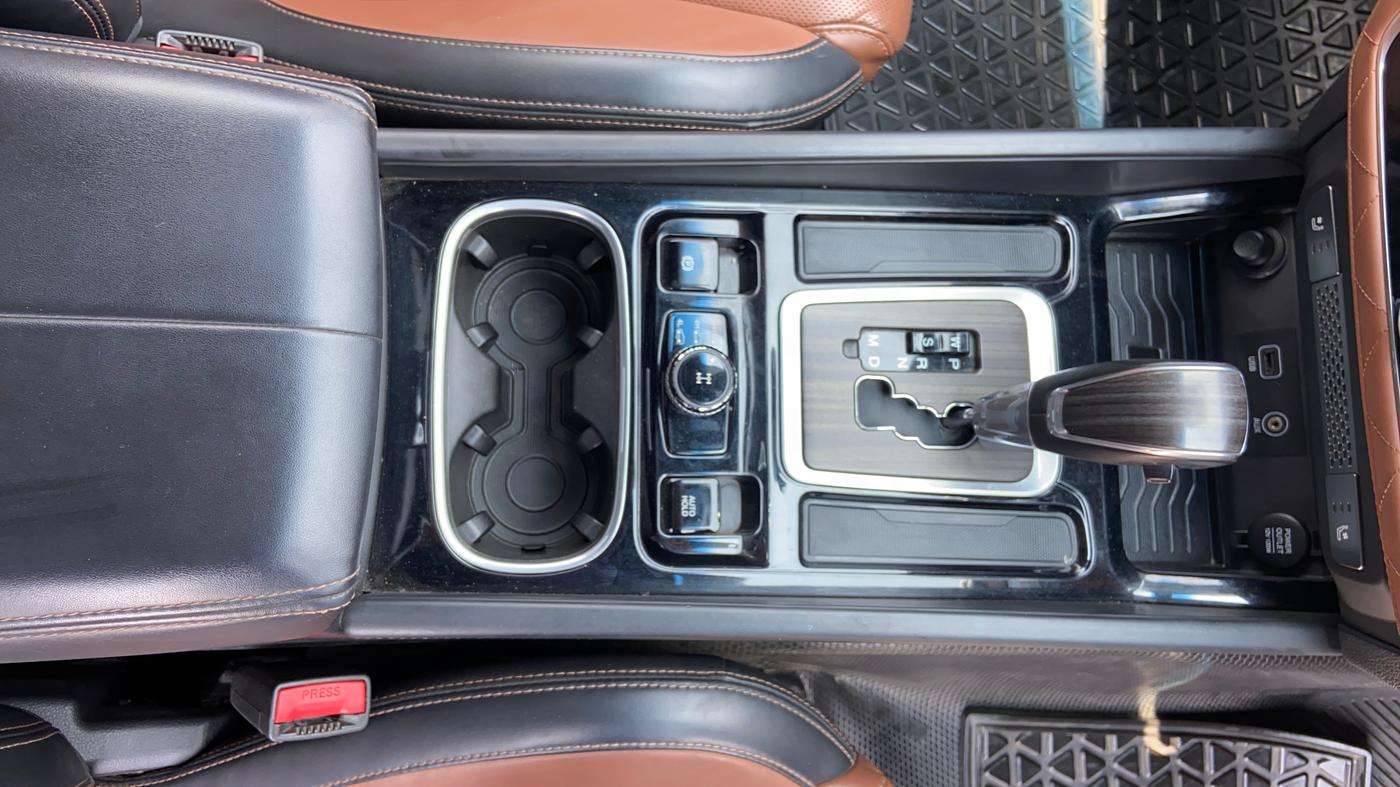 2019 Mahindra ALTURAS G4 4WD AT, Diesel, Automatic, 1,43,089 km, Gear Lever