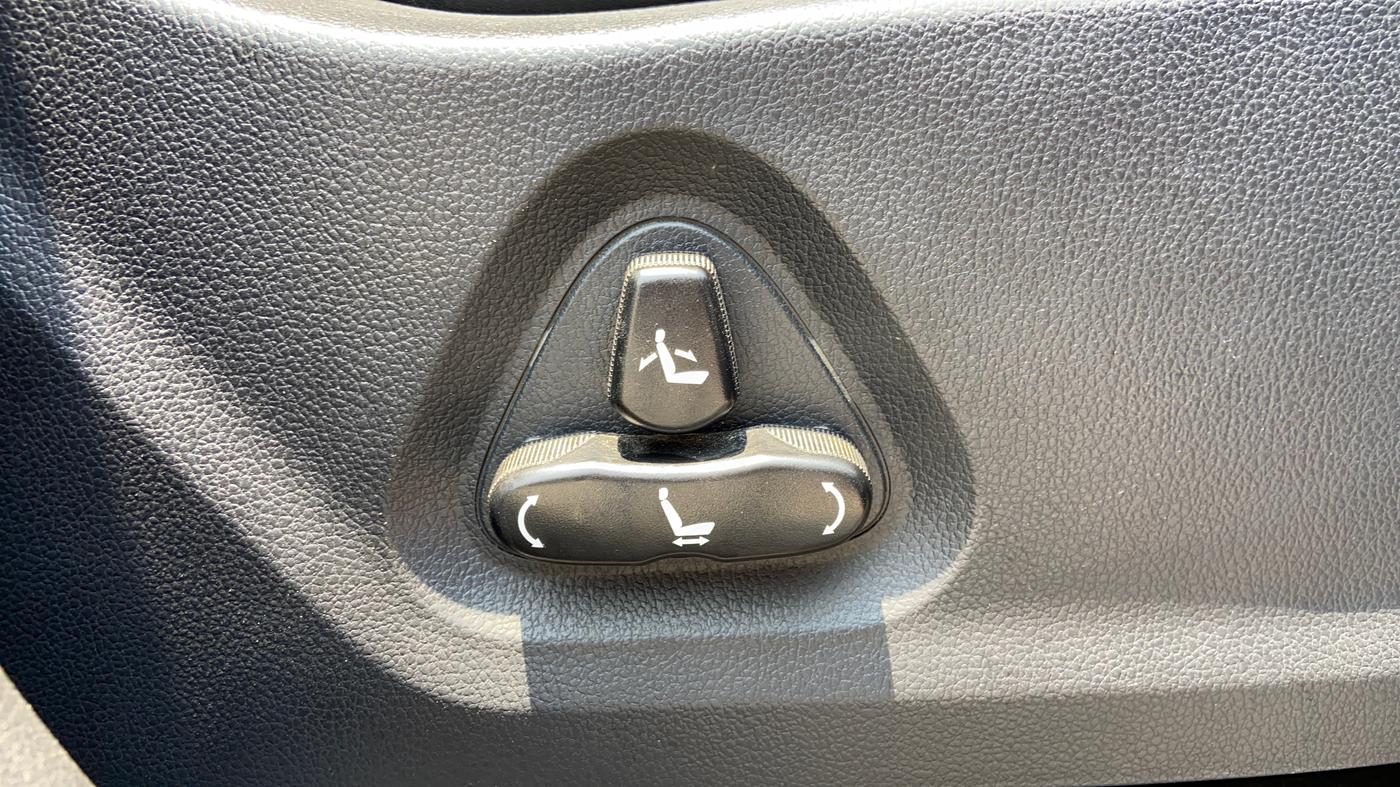 2019 Mahindra ALTURAS G4 4WD AT, Diesel, Automatic, 1,43,089 km, Driver Side Adjustment Panel
