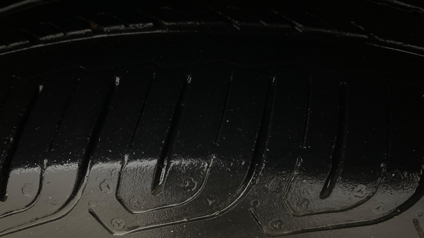 2016 Volkswagen Vento HIGHLINE PETROL AT, Petrol, Automatic, 49,229 km, Right Front Tyre Tread