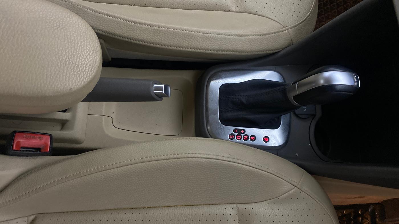 2016 Volkswagen Vento HIGHLINE PETROL AT, Petrol, Automatic, 49,229 km, Gear Lever