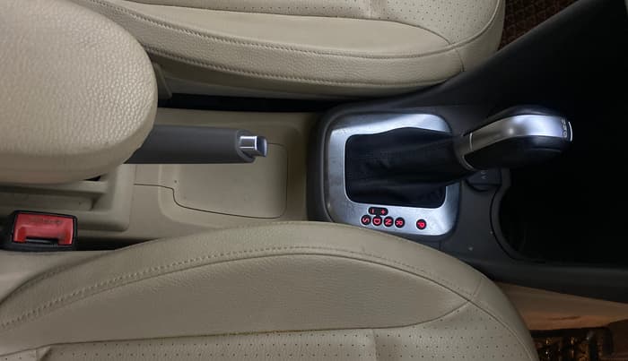 2016 Volkswagen Vento HIGHLINE PETROL AT, Petrol, Automatic, 49,229 km, Gear Lever