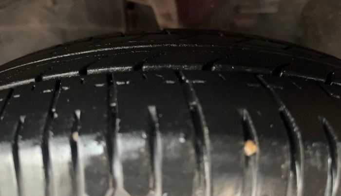 2013 Hyundai i10 SPORTZ 1.1, Petrol, Manual, 50,742 km, Left Front Tyre Tread